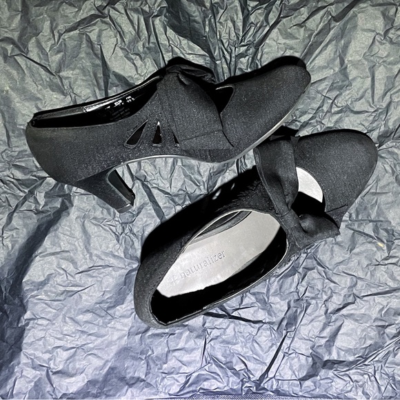 Naturalizer Bow Heels - Picture 2 of 5